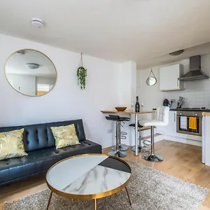  Apartment Cosy Flat In Free Parking Area, Next To Bus Stop